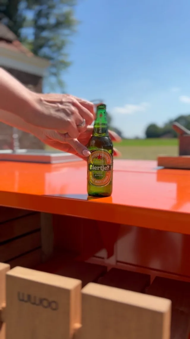 Get your WWOO ready for the EK in time! 10-second WWOO hack including opening your Heineken. Plenty of time to watch football!

You gotta love the WWOO orange 🧡

Which company, location, or address do you see this kitchen at during the next football match?

#wwoo #dutchdesign #easytoclean #allweaterproof #outdoorkitchen #heineken #voetbal #ek #outdoorliving #lowmaintenance #gardendesign