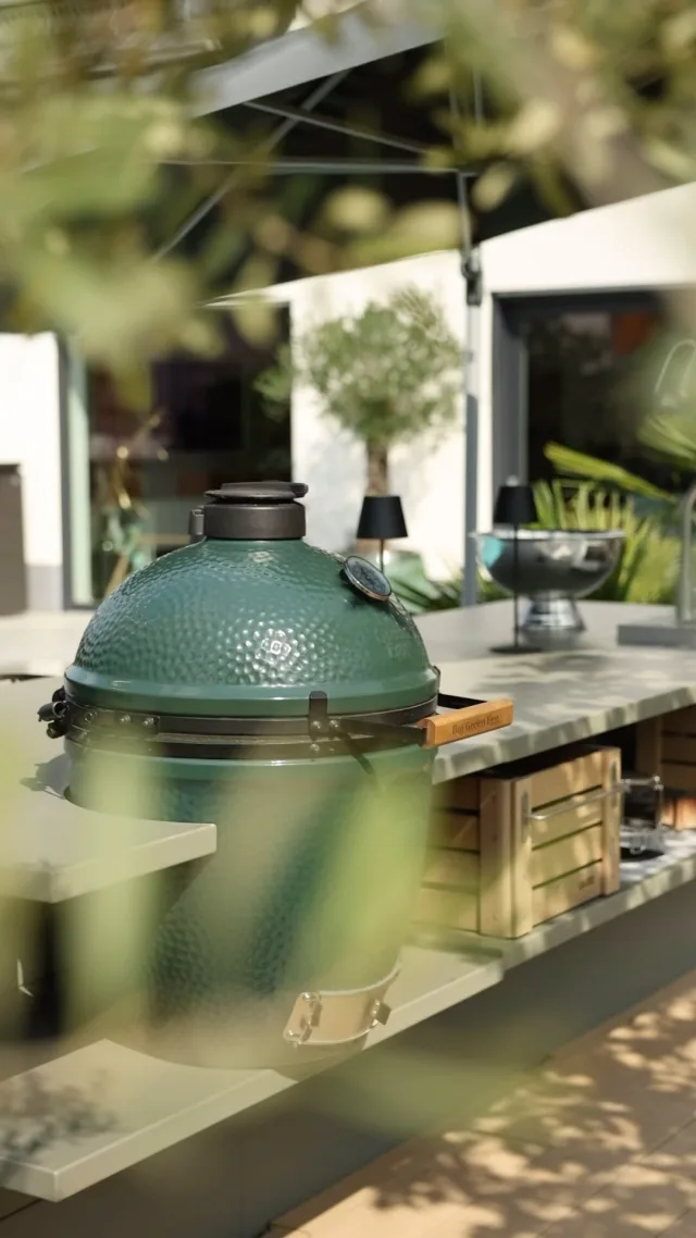 Sun, a lush garden in full bloom and our steel outdoor kitchen with the Big Green Egg. The perfect combination 💥

#biggreenegg #outdoorkitchen #livingoutdoors #summerseason