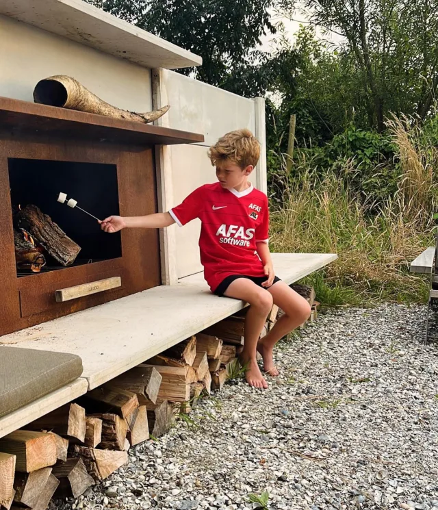 Summer weekends in the Netherlands 🧡 
📷 @lotte_braam_ 

#weekend #summertime #bbq #marshmallows #outdoorliving #buitenkeuken