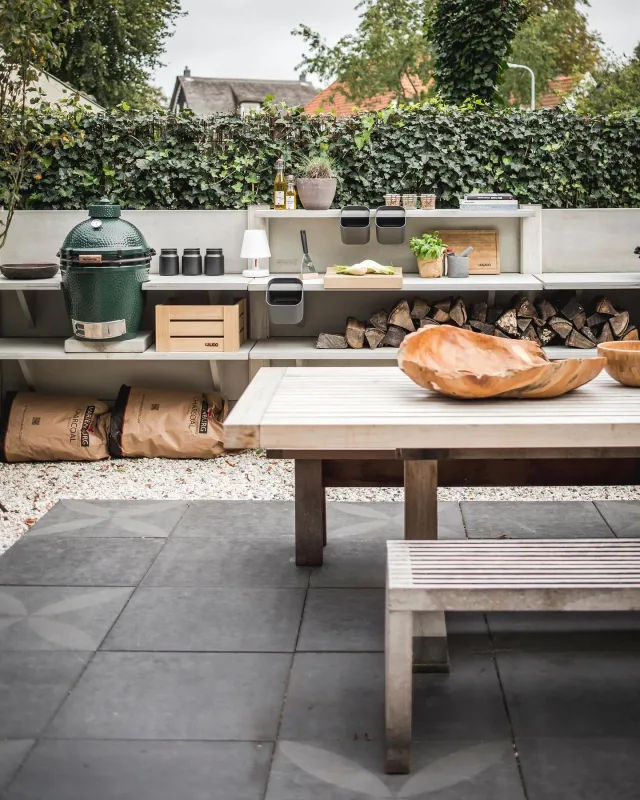 WWOO Outdoor Kitchen - concrete - light grey 🤍

#outdoorkitchen #livingoutdoors #buitenkeuken #bge #bbq #betonnenbuitenkeuken #gardendesign