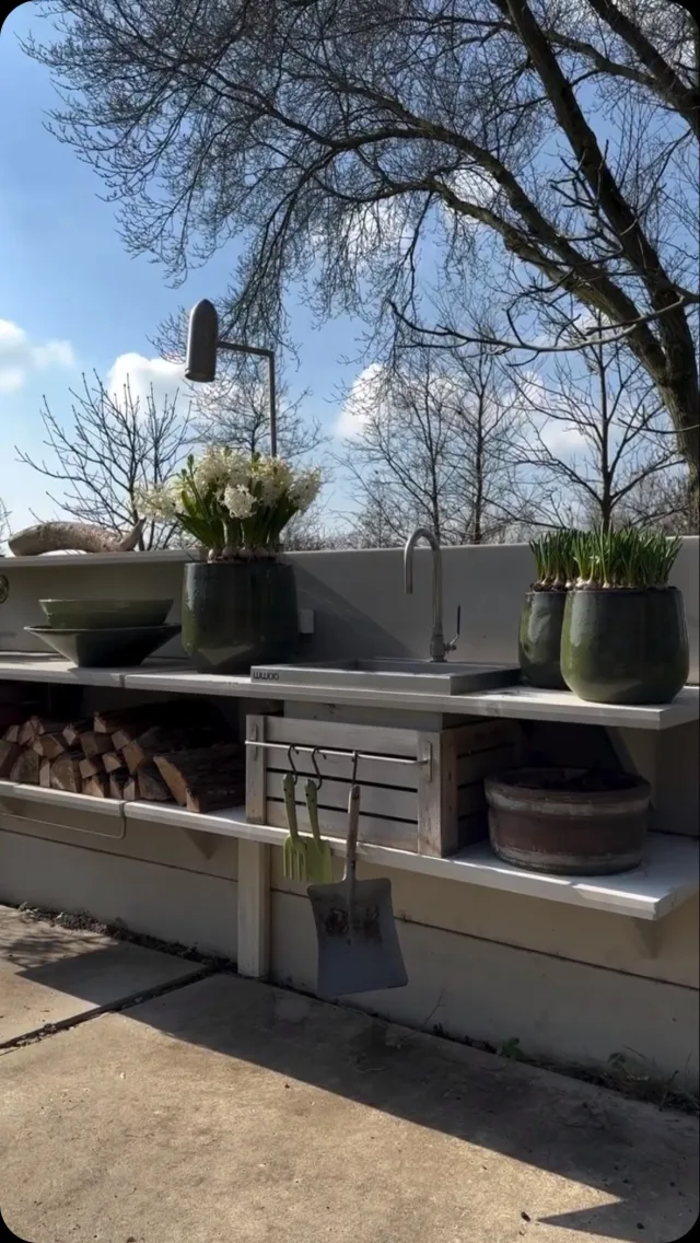 WWOO Outdoor Kitchen - multifunctional, modular, stylish & maintenance friendly 💛

#outdoorkitchen #buitenleven #gardendesign