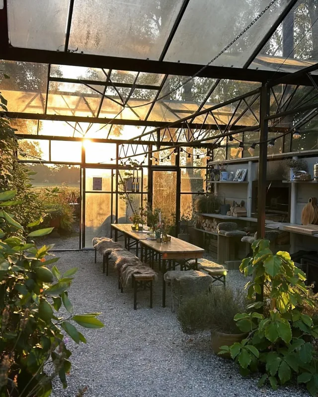 🌞✨ @erics_landwinkel 

#outdoorkitchen #glasshouse #sunnymorning