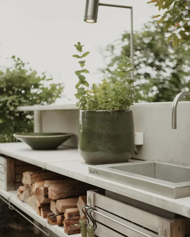 The perfect blend of cooking and growing 🌱
Outdoor kitchen meets garden potting station!

#outdoorliving #outdoorkitchen #green #gardenlove