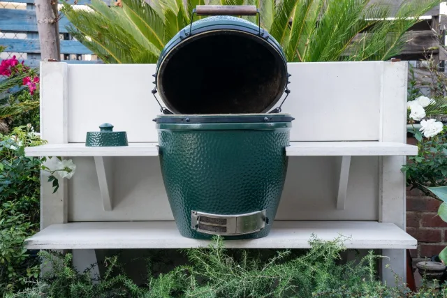 WWOO in a small green city garden 🌿 

#outdoorkitchen #biggreenegg #outdoorcooking #greengarden #gardendesign