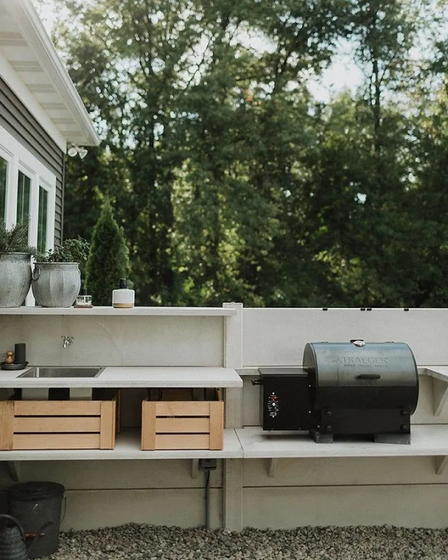 Beautiful two-segment concrete WWOO Outdoor Kitchen

#outdoorkitchen #outdoorliving #concreteoutdoorkitchen #buitenkeuken