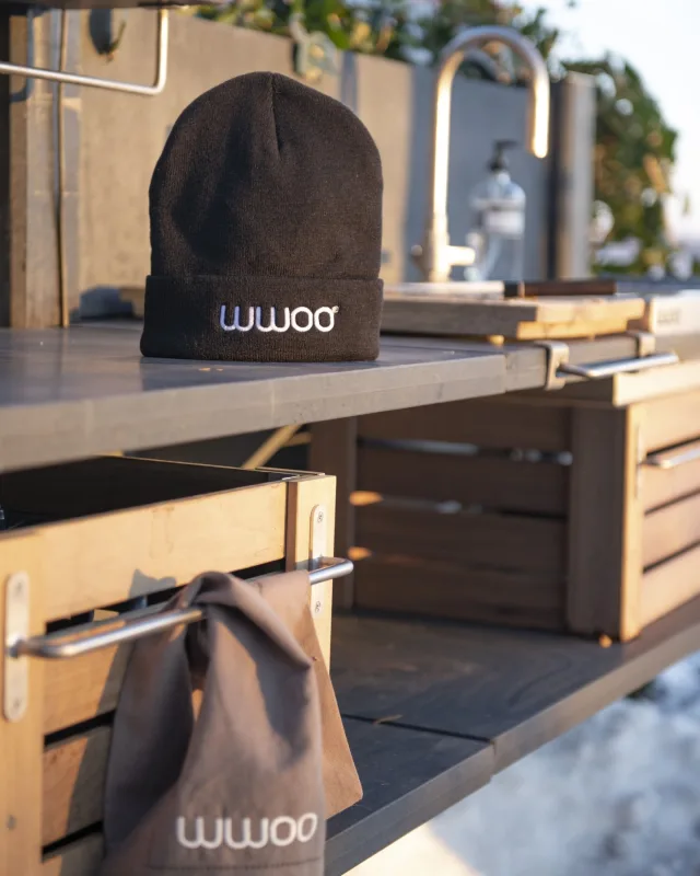 Time to embrace the cold and rock those cozy winter hats! 

#winter #colddays #outdoorkitchen #winterbbq #biggreenegg