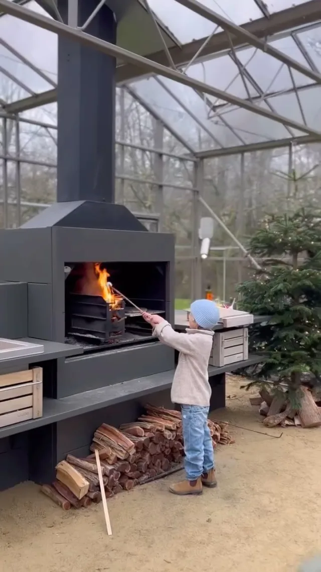 Little hands, big memories 🔥✨ Bringing warmth to the holidays with our outdoor kitchens

#outdoorkitchen #braai #homefires #makingmemories #christmastime #fire #marshmallow #bbq #buitenkeuken